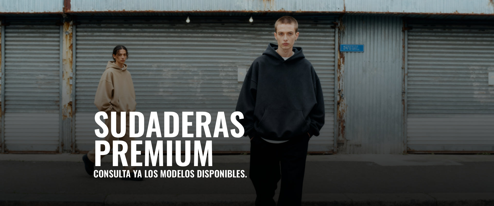 Dos modelos con camisetas para personalizar de Stanley Stella